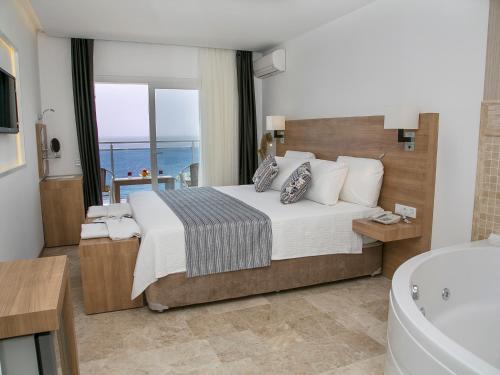 Premium Family Room - with Spa Bathtub