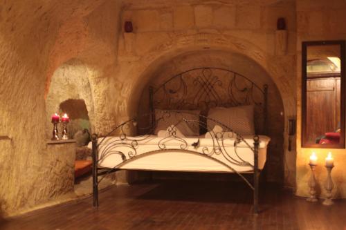 Deluxe Cave Room