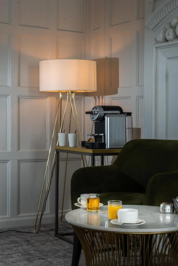 Deluxe ‘Charles Allen Jones Suite’ Family Room