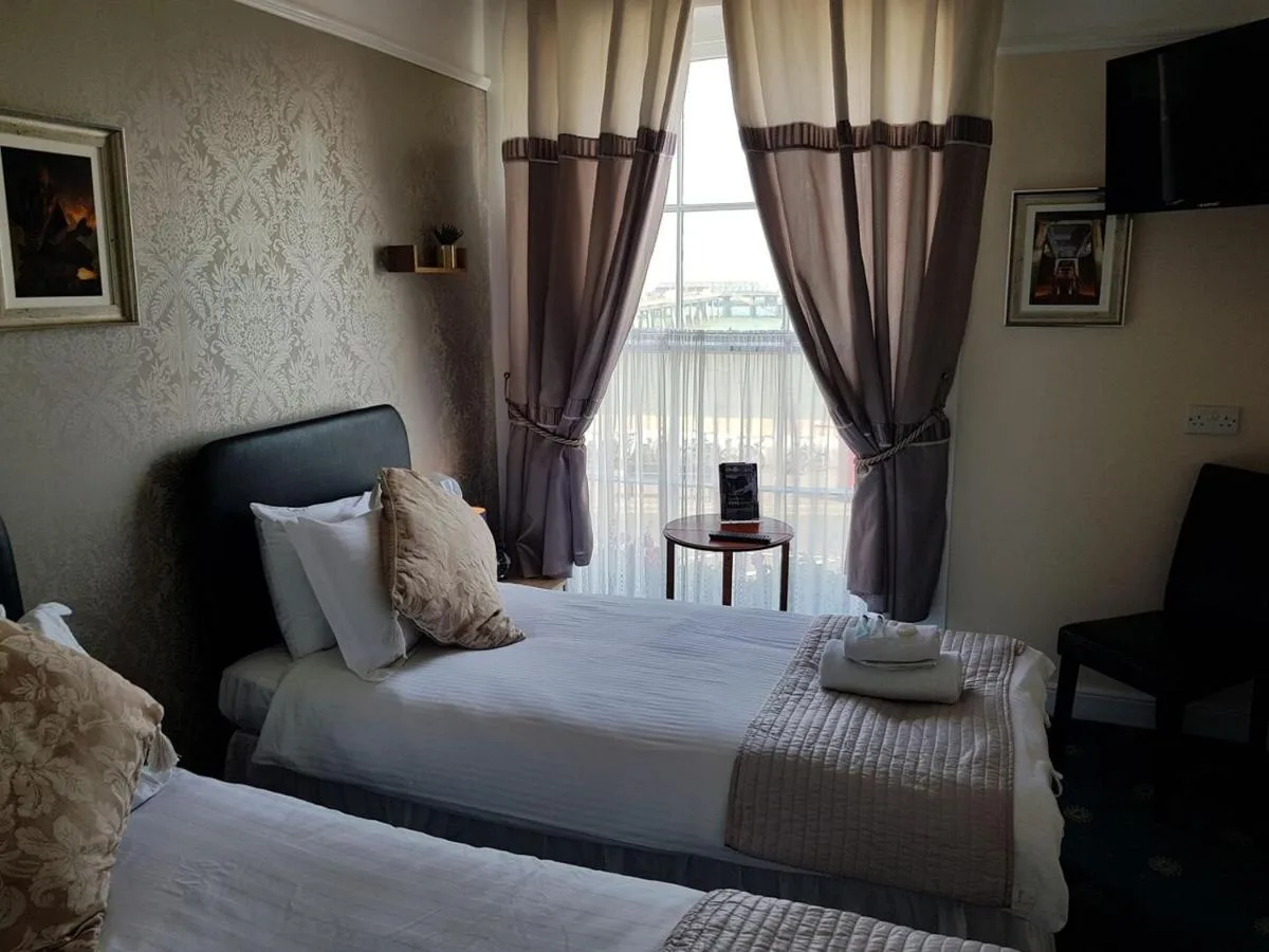 Twin Room with Shared Shower and Toilet No.7