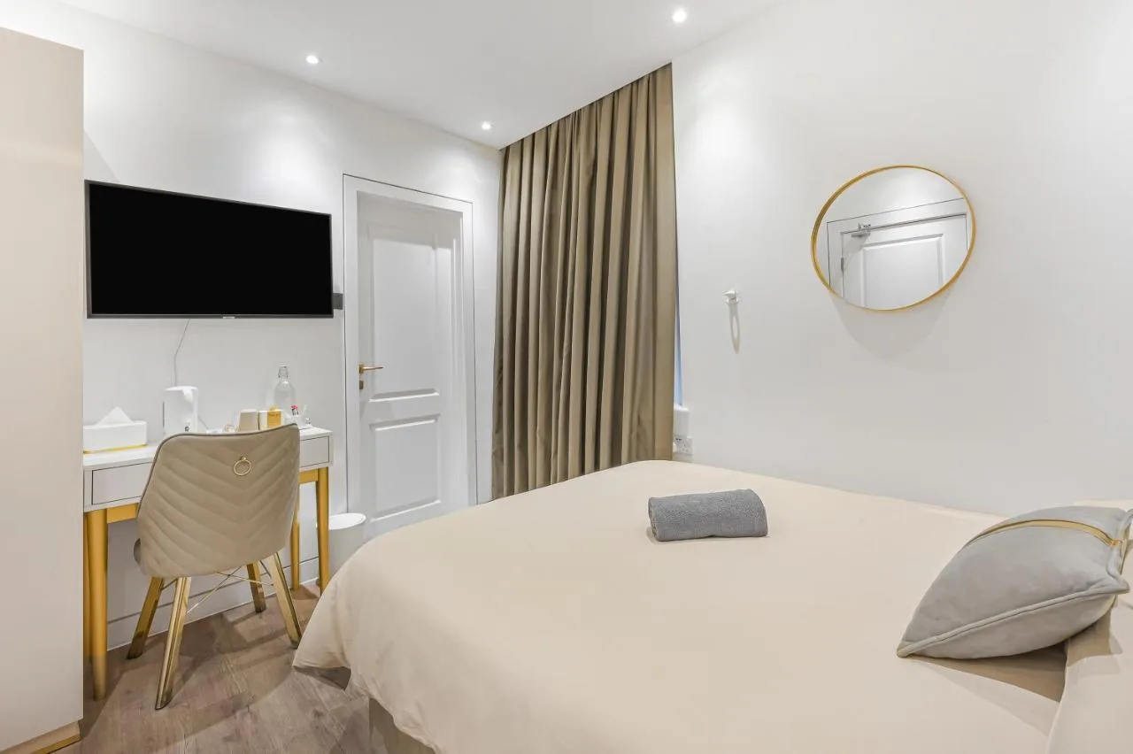 Deluxe Room with Sky Window