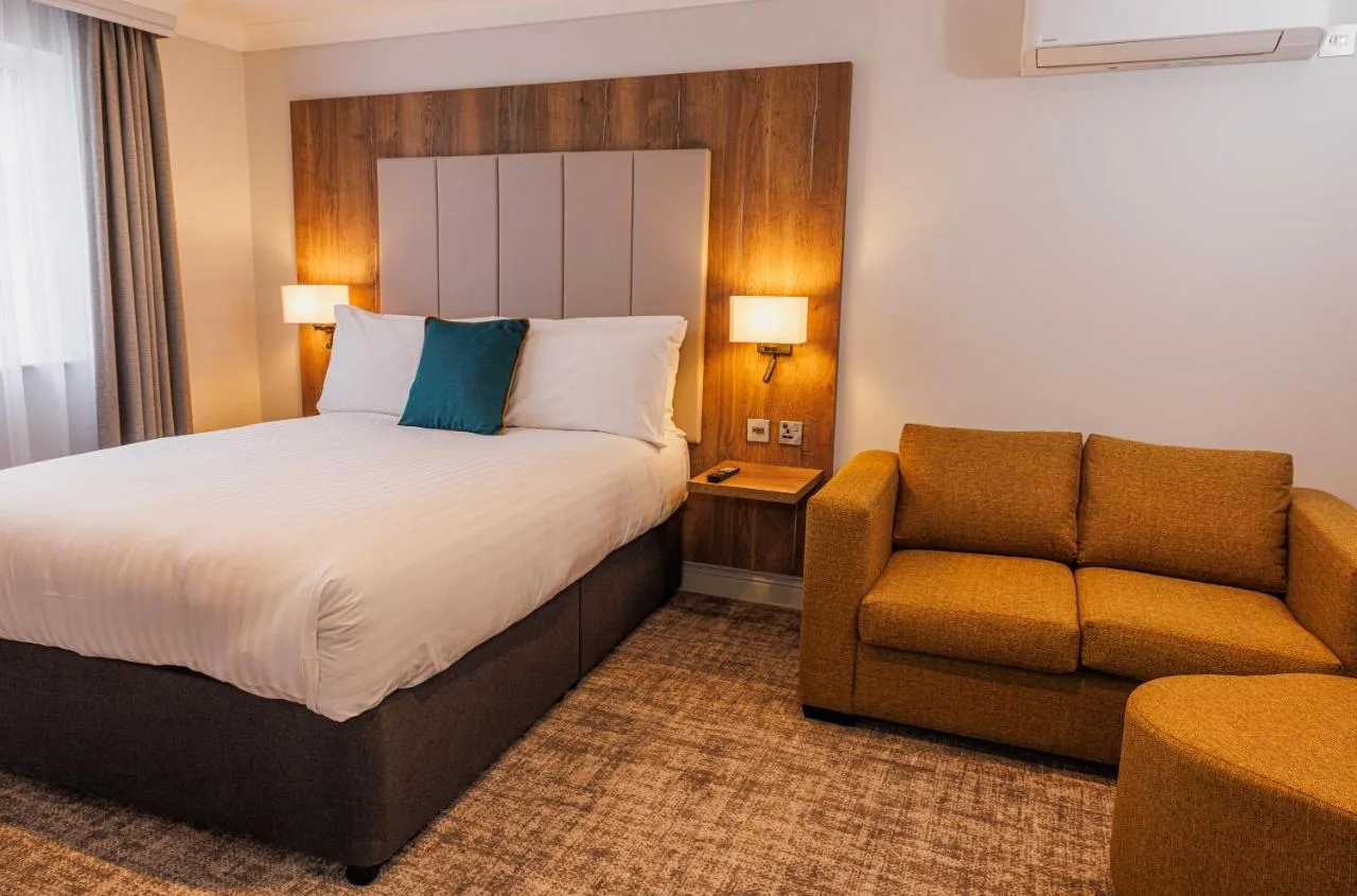 Junior Queen Suite with Lounge