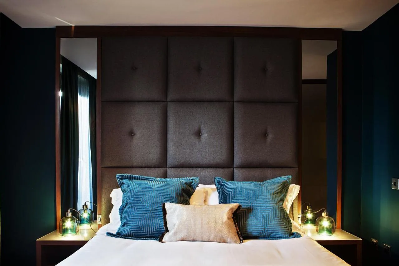 King Room with Roll-In Shower - Disability Access