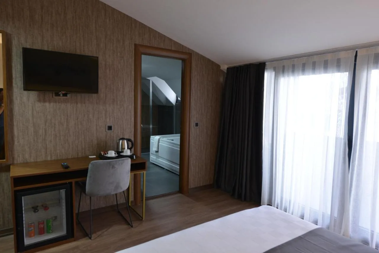 Deluxe Suite with Spa Bath