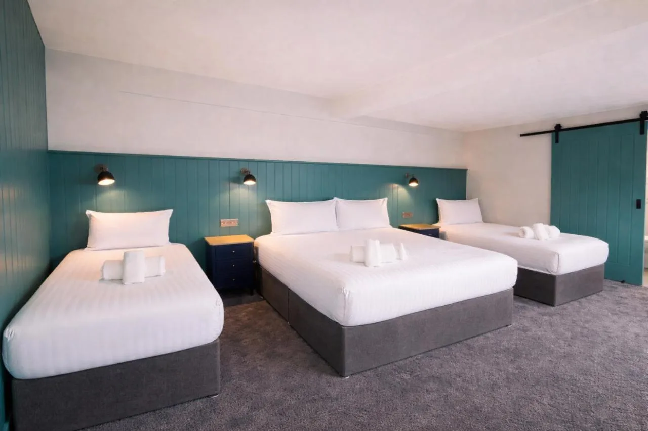 Family Room with 1 Double and 2 Twin Beds - Non-Smoking