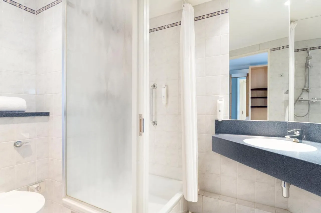 Standard Twin Room with Free Hot Breakfast