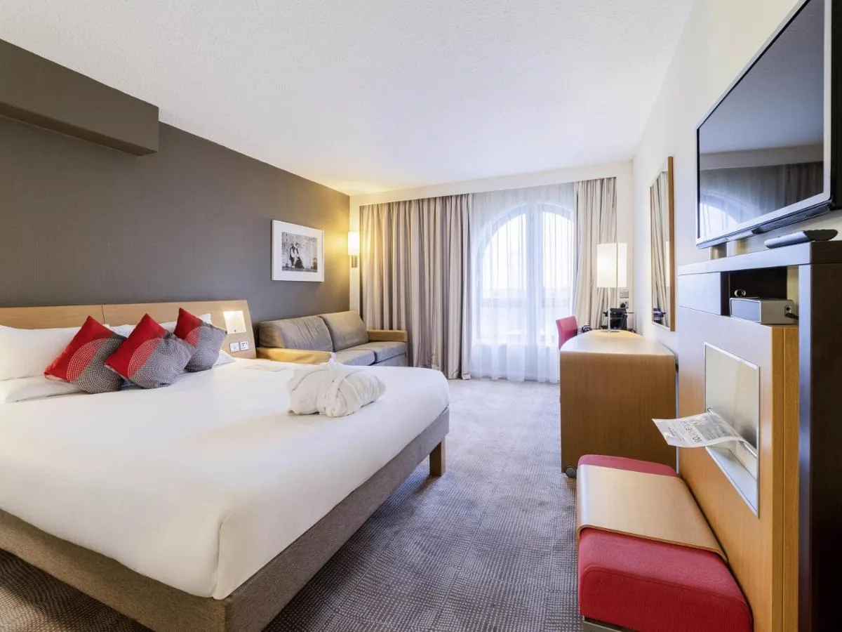 Executive Queen Room With Sofa Bed