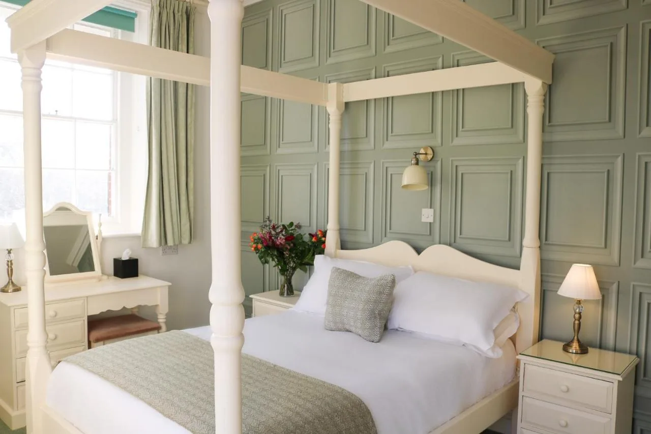 Classic Superior Four Poster