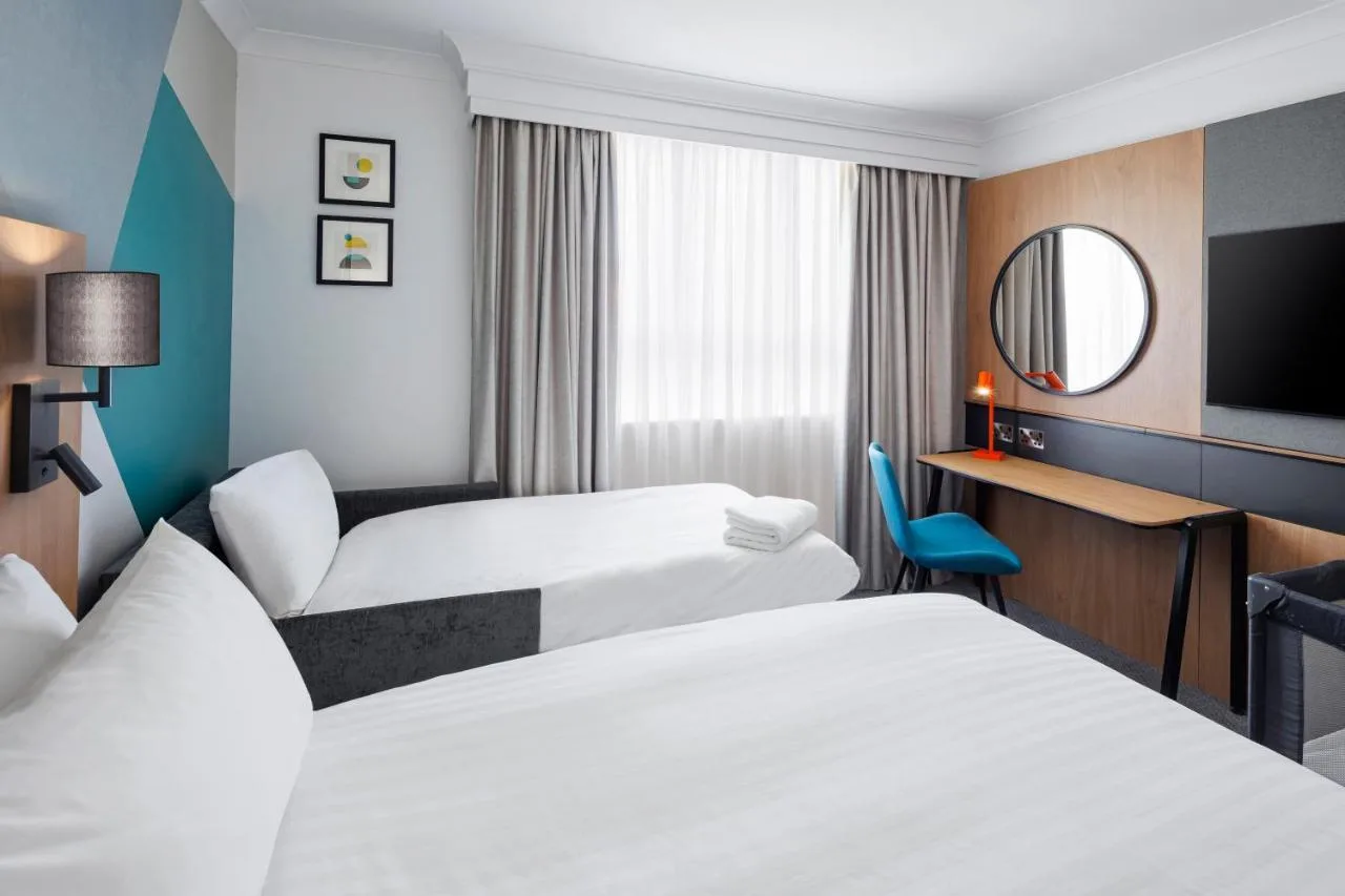 Standard Queen Room with Sofa Bed - Non-Smoking