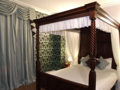 Executive Four-Poster Room