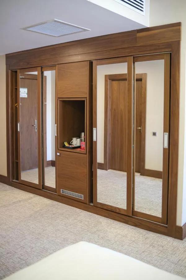 1 Queen Bed Non-Smoking Family Room