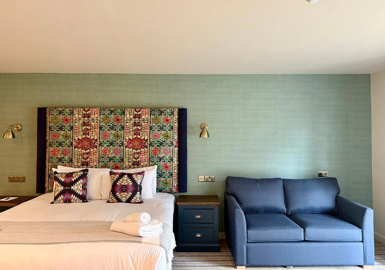 Family Room (3 person) with 8 Days Parking