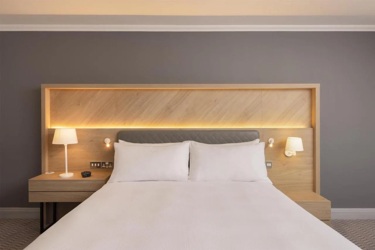 Five Feet to Fitness Queen Room