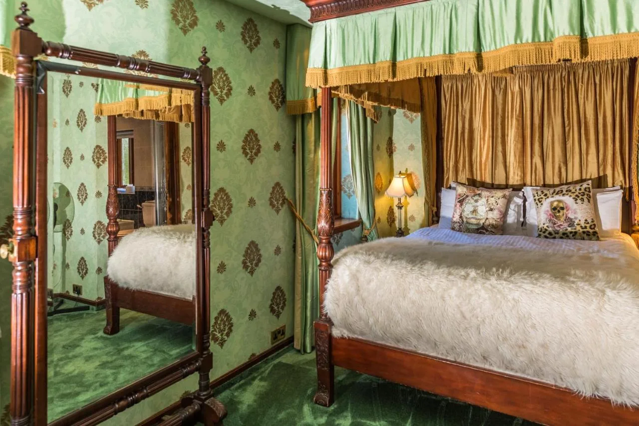 Suite with Four Poster Bed and Spa Bath