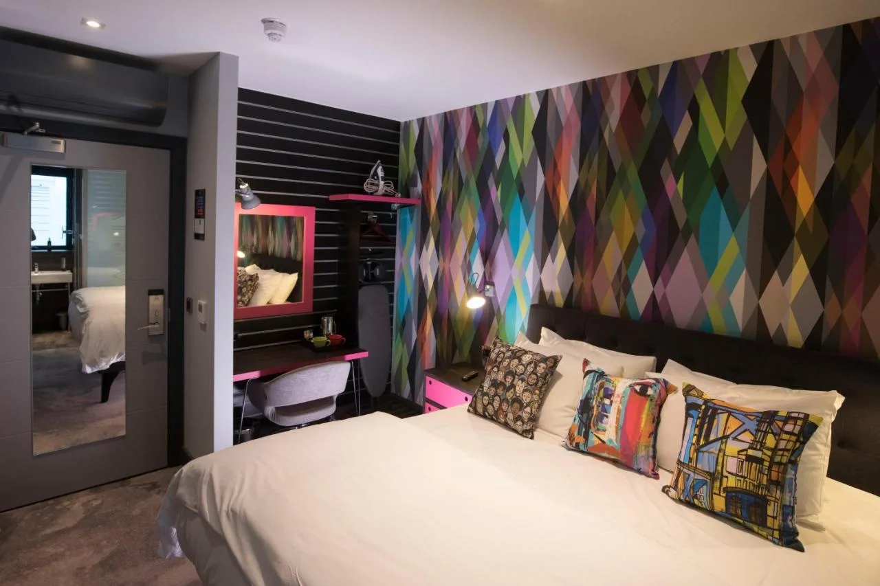 CLUB ROOM (FREE PARKING, GYM & POOL ACCESS)