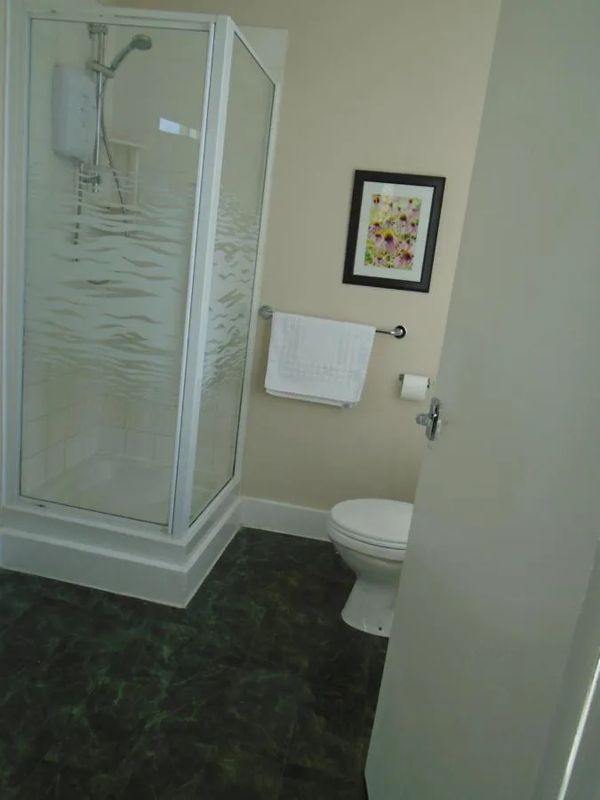 Triple Room with Private Bathroom on Hallway