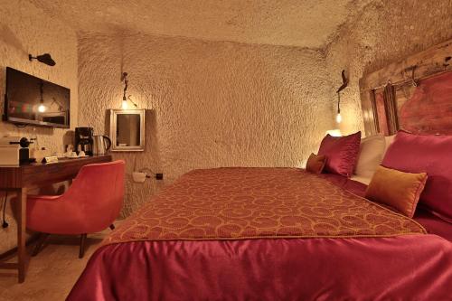 Superior Cave Room