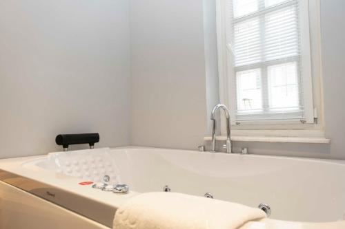 Deluxe Suite with Spa Bath