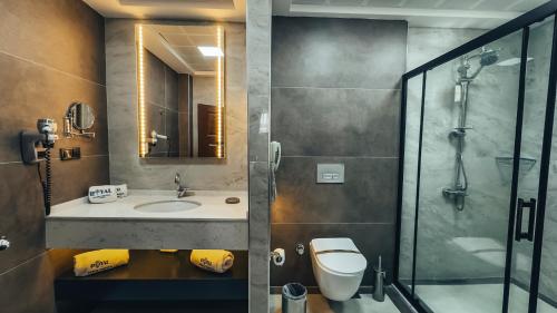 Deluxe Üç Kişilik Taş Oda