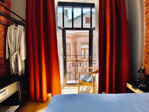 Standard Double Room - Street View