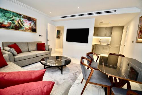 Deluxe One-Bedroom Apartment