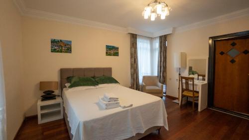 Double Room with Balcony (2 Adults + 1 Children)