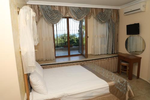 Economy Double Room with Garden View - Basement Floor