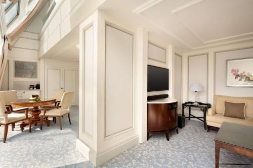 Bosphorus Duplex Suite with exclusive Horizon privileges