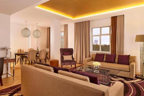 Tek Yatak Odalı Grand King Süit - Park Manzaralı + Club Lounge'a Giriş