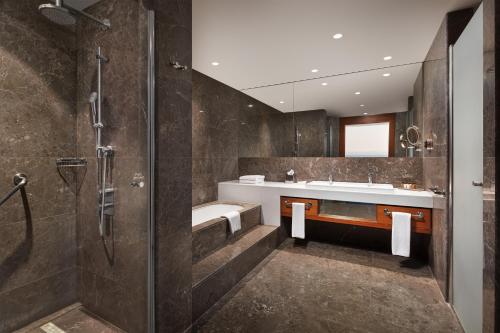Junior Suite with Club Lounge Access and Sea View