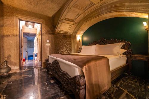 Signature Double Pool Suite