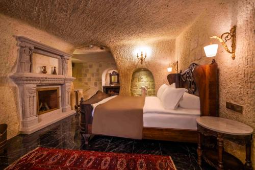 Junior Double Cave Duplex Suite with Bathtub and Fireplace