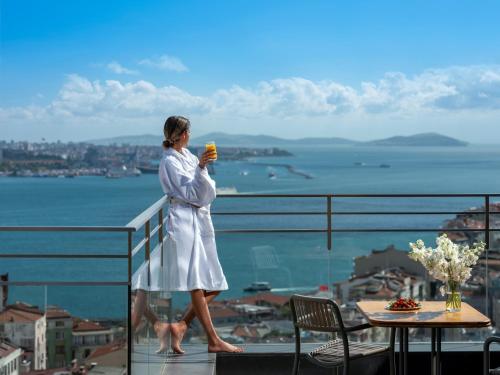 One Bedroom Signature Suite with Terrace and Bosphorus View - Club Millesime Access