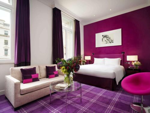 Studio King Suite with Lounge Space and Waterloo Place View