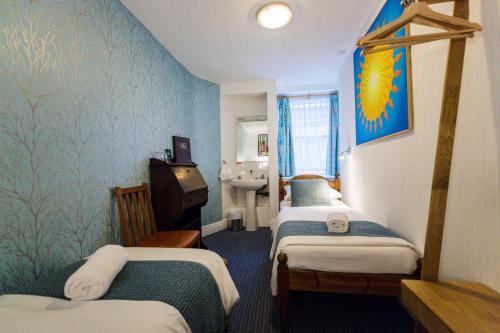 Lower Ground Floor Twin Room with Shared Bathroom