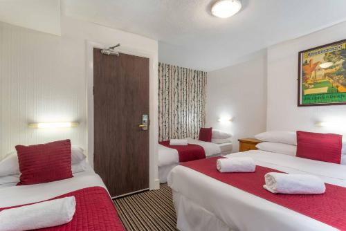 Lower Ground Floor Quadruple Room with Shared Bathroom