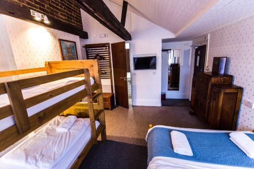 Top Floor Quadruple Room with Private Bathroom