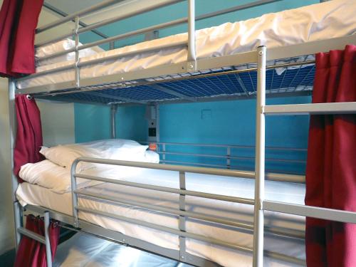 Altı Yataklı Kadın Yatakhanesinde Yatak - Ortak Banyo (Üçlü Ranza)