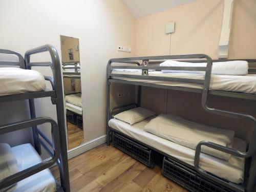 8-bed mixed dormitory with 1 bed —> 8 yataklı karma yatakhane, 1 yatak