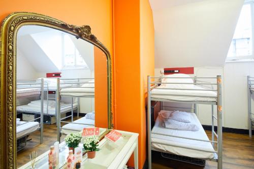 Sekiz Kişilik Kadın Yatakhanesinde 1 Yatak - En-suite Banyolu