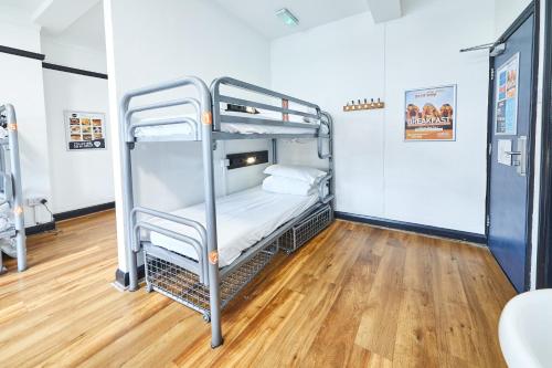 Bed in 6-Bed Mixed Dormitory Room with Shared Bathroom
