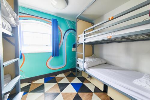 Four-Bed Mixed Dormitory 1 Bed - Private Bathroom