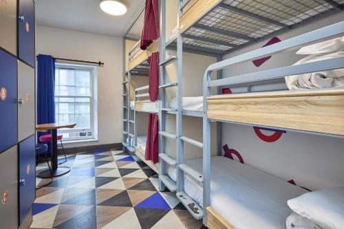 9-Bed Private Room with Shared External Bathroom