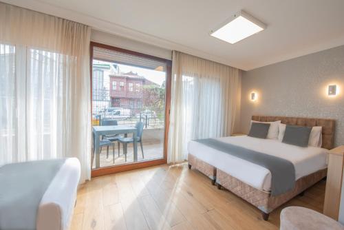 ANNEX BUILDING GARDEN FLOOR BALCONY ROOM