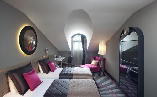 Deluxe Attic Twin Room