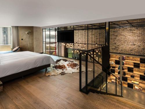 Signature Loft with Lounge Access