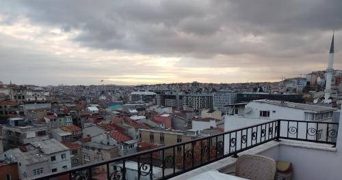 10-bed mixed dormitory with 1 bed —> 10 yataklı karma yatakhane içinde 1 yatak