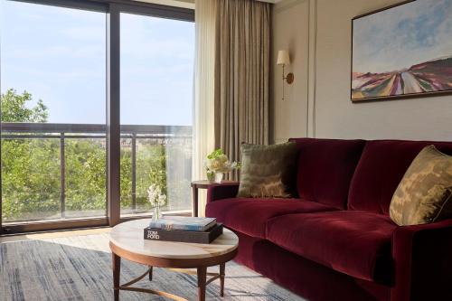 Junior Suite with exclusive access to Cadogan private gardens