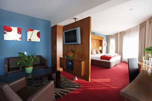 King Suite (Non-Smoking)