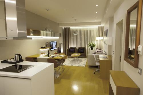 Deluxe One-Bedroom Apartment